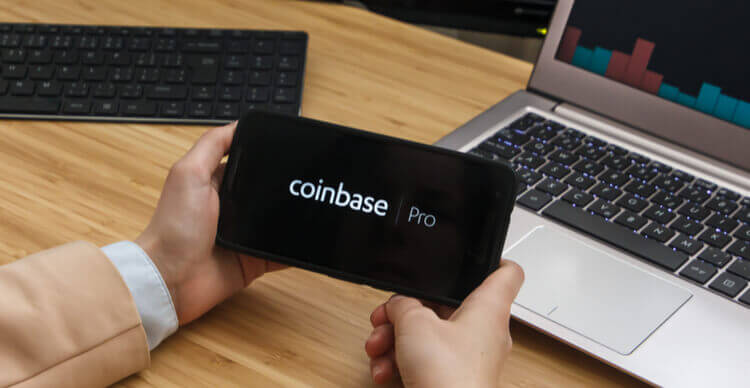 Foto van een handelaar die Coinbase Pro gebruikt