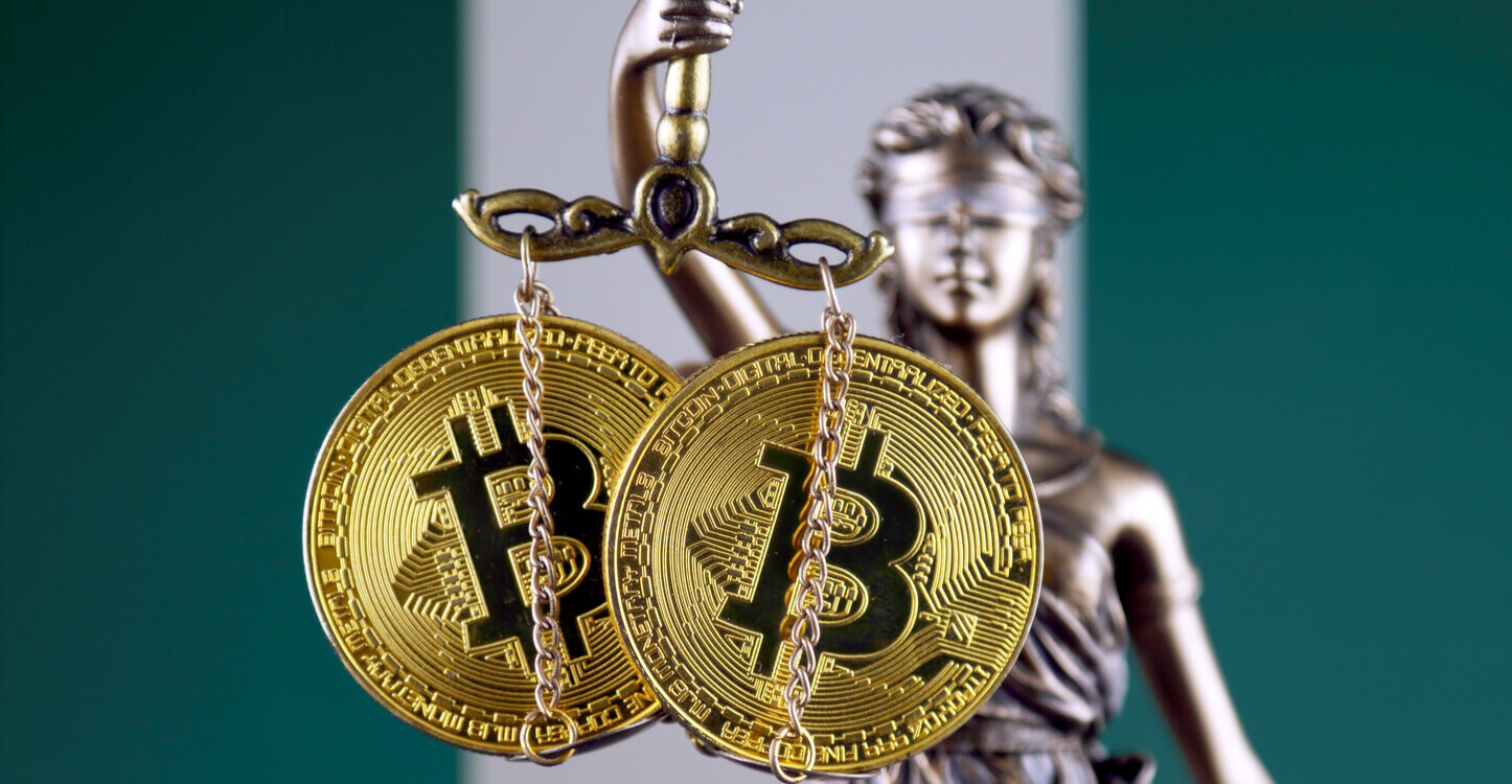 Foto van Vrouwe Justitia die Bitcoins voor de Nigeriaanse vlag houdt