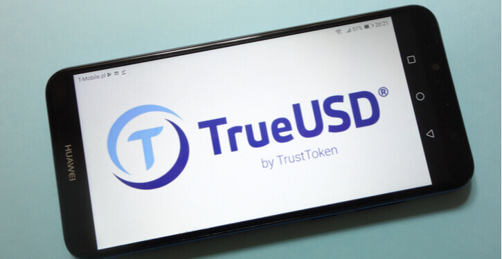 Foto van het TrueUSD logo op een smartphone