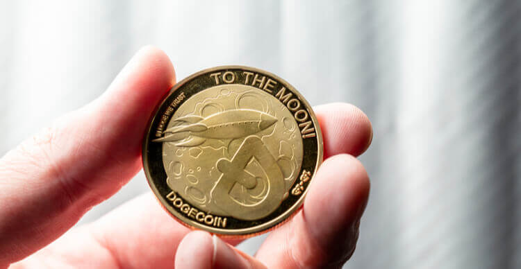 Een Dogecoin met “to the moon” inscriptie