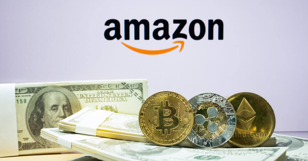 Jeton BTC, ETH et XRP devant des billets de dollars américains avec le texte « AMAZON » derrière