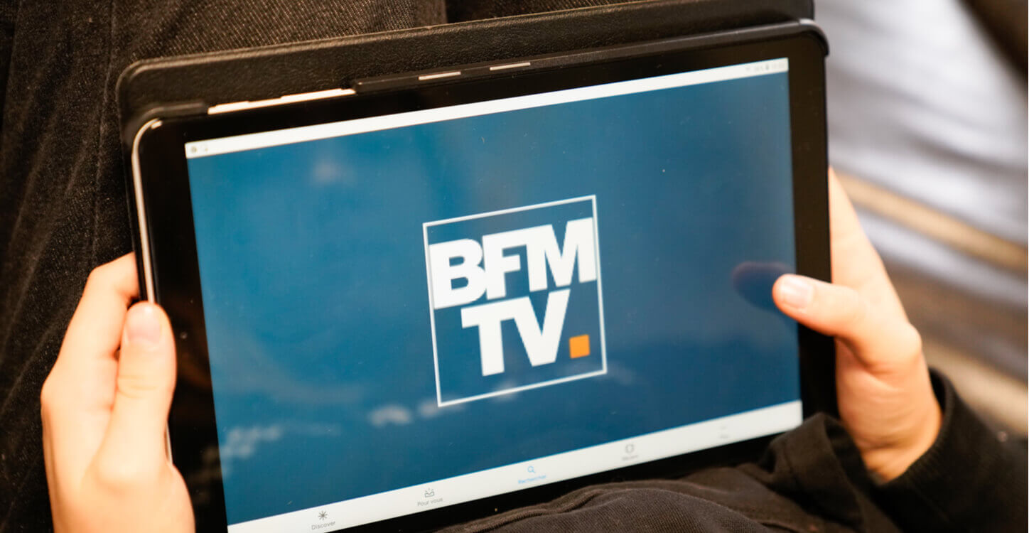 Une tablette avec le logo de BFM TV à l'écran