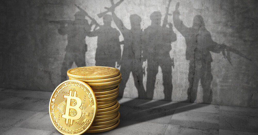 Pile de jetons Bitcoin avec des ombres de personnes armés représentant le concept de financement du terrorisme par crypto-monnaies.