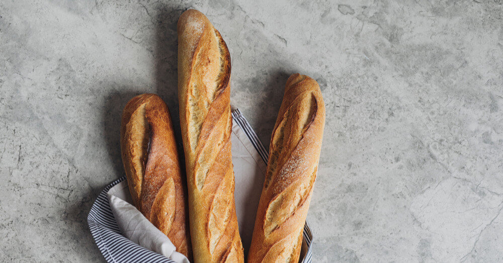 3 baguettes dans un tissu