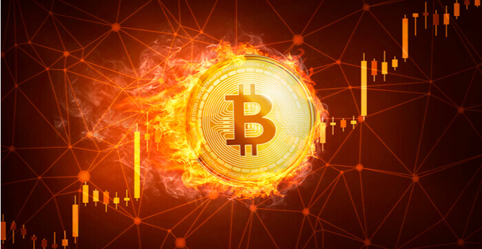 Pièces de BTC dorées en feu avec un graphique en fonds