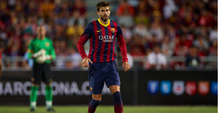 Gerard Piqué avec un ballon de foot pendant un match