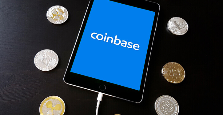 Logo Coinbase sur smartphone avec des jetons autour