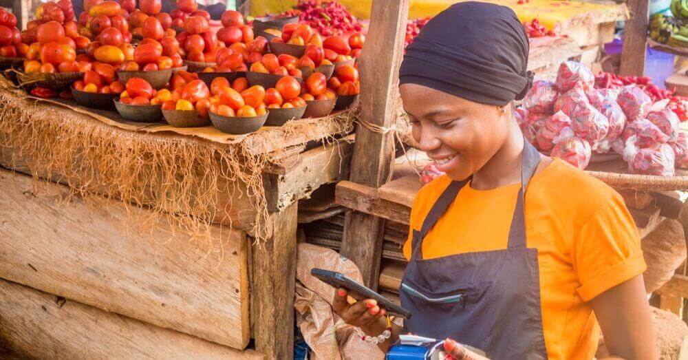 Une jeune femme vend des tomates