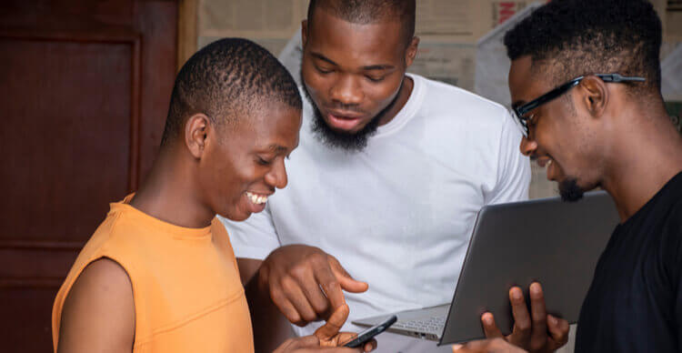 Une image de jeunes investisseurs africains en discussion