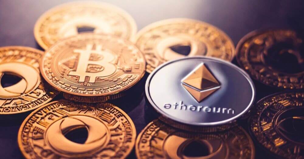 Images de coins physiques Bitcoin et Ethereum