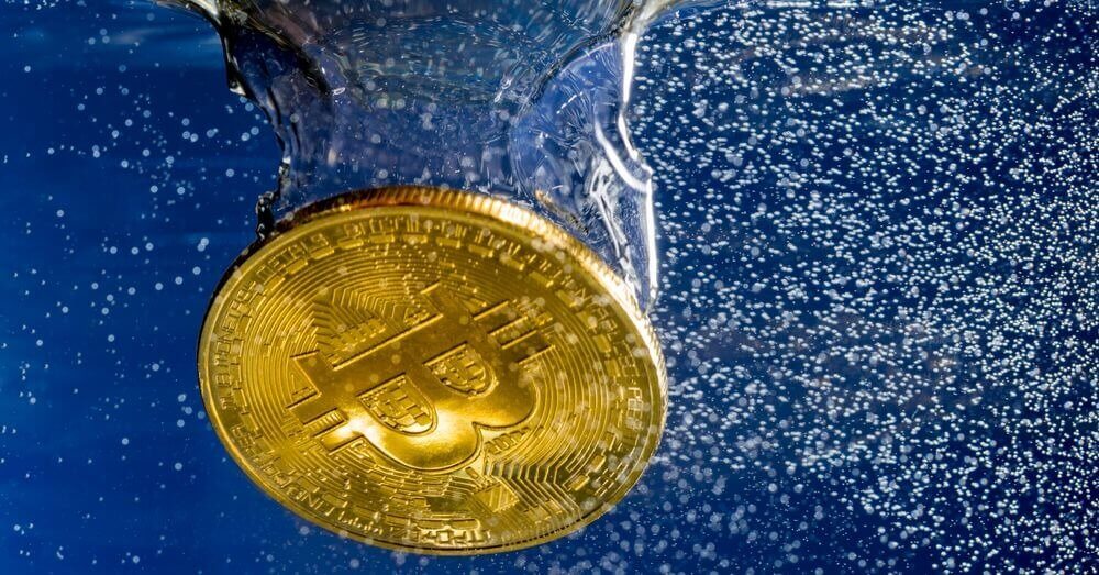 Une image de Bitcoin coulant dans de l'eau