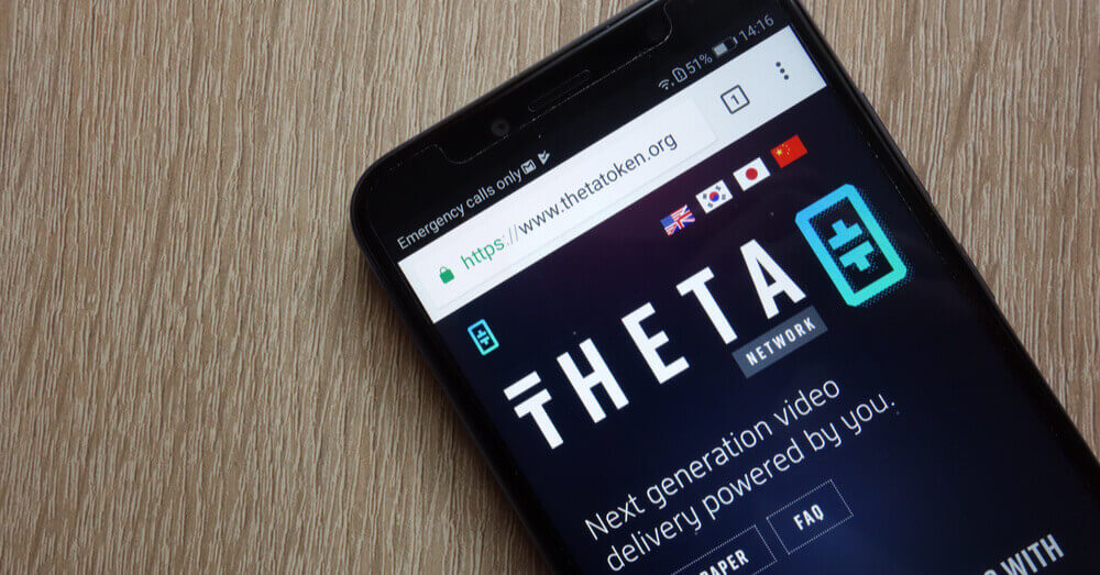 Un smartphone avec le logo THETA