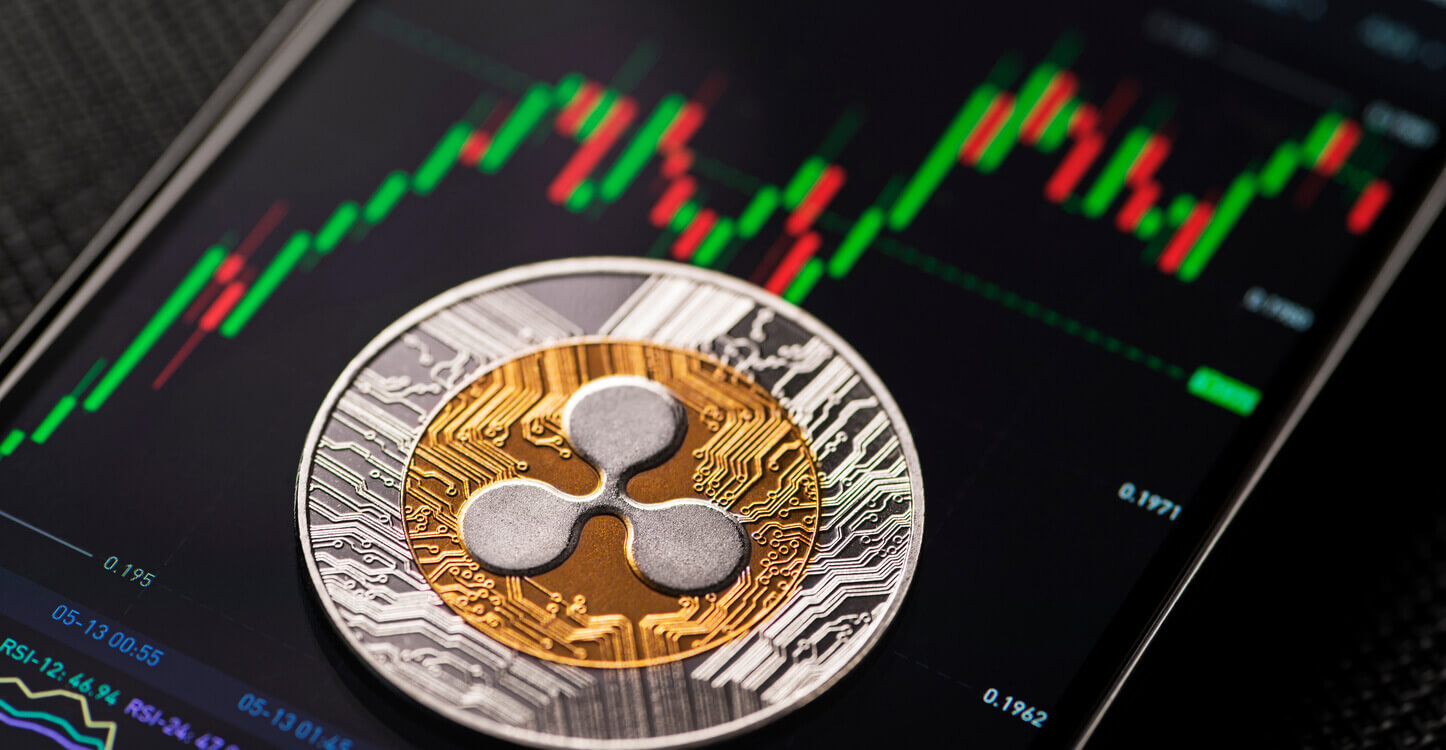 Une image du coin XRP de Ripple sur un smartphone avec un graphique de trading