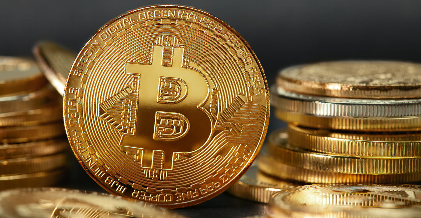 Bitcoins en or sur fond noir