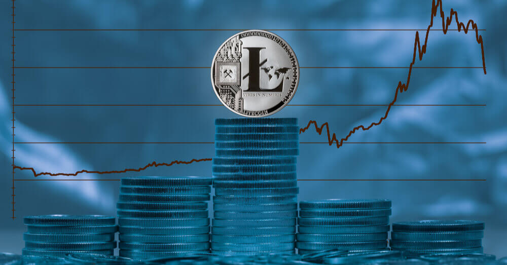 Un seul coin Litecoin sur une pile de coins en argent