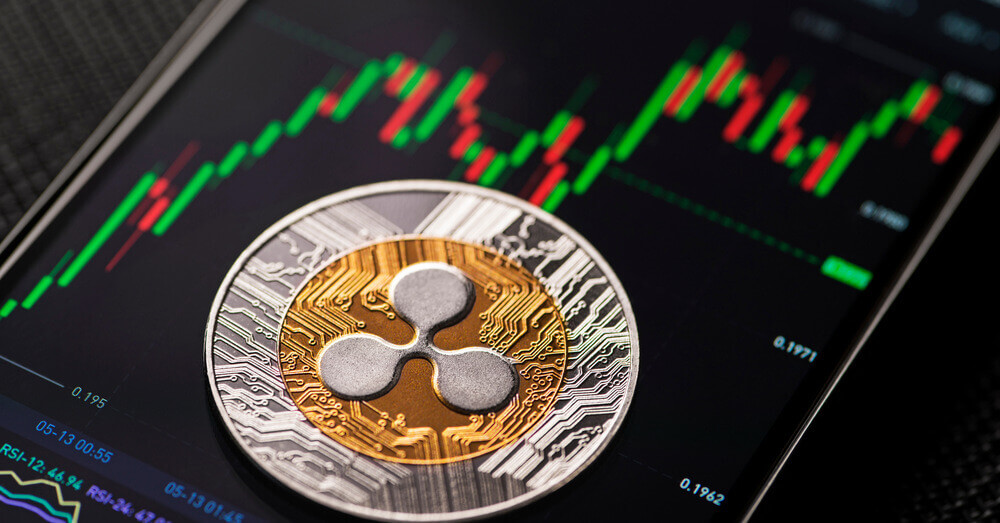 Une photo du coin Ripple avec un graphique de trading sur smartphone