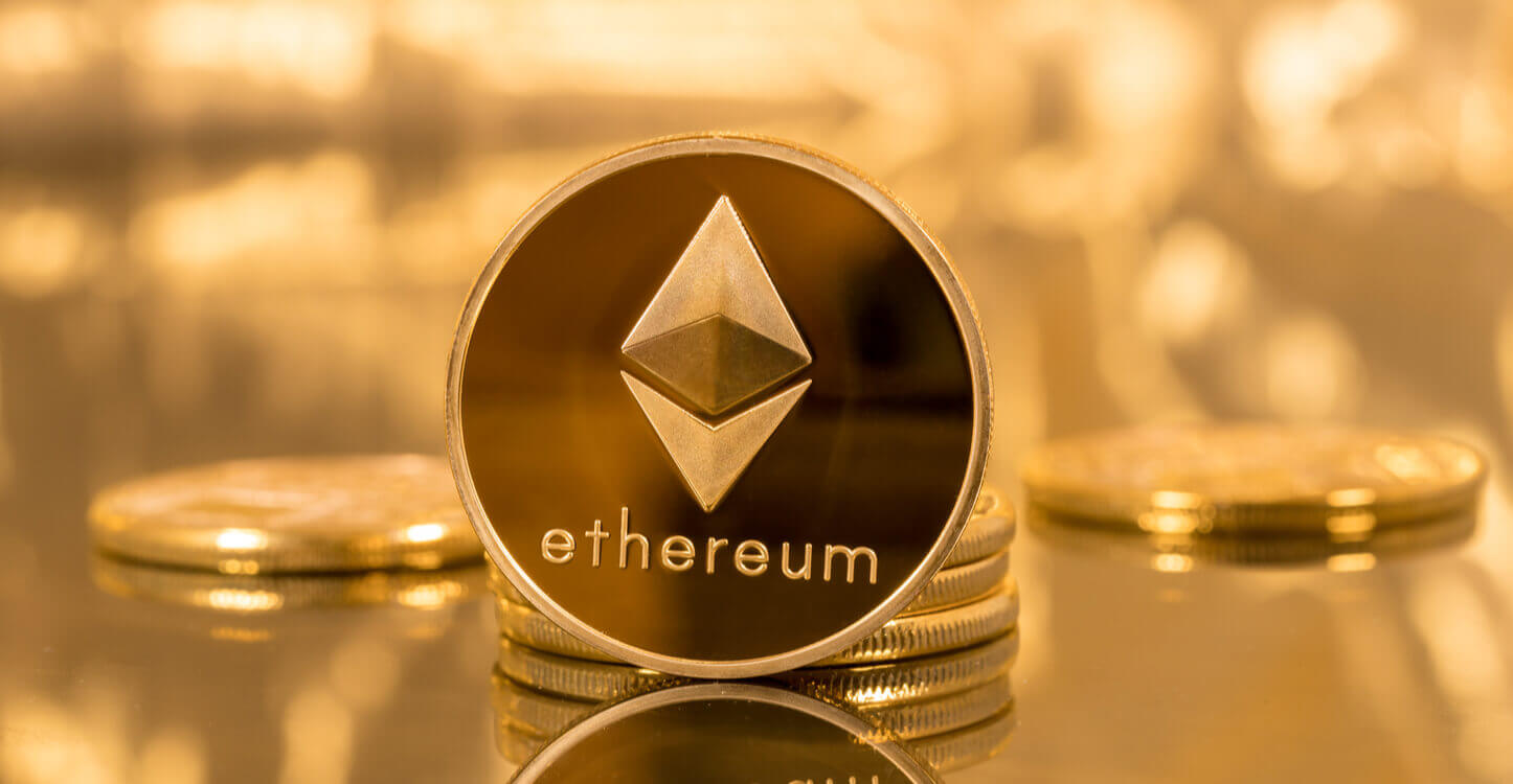 Pile de coins ETH ou sur fond doré