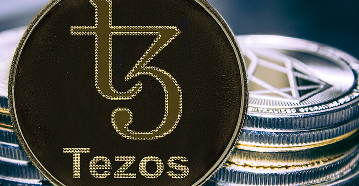 Tezos sur fond d'une pile de coins