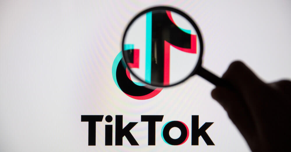 Logo TikTok et une loupe