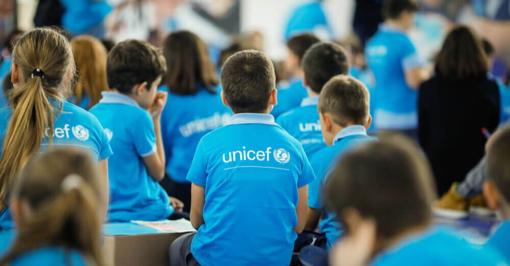 Enfants portant le t-shirts de l'unicef