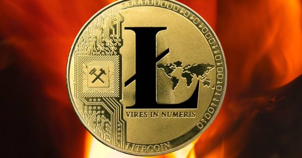 Une image d’un coin physique LTC avec un fond de feu