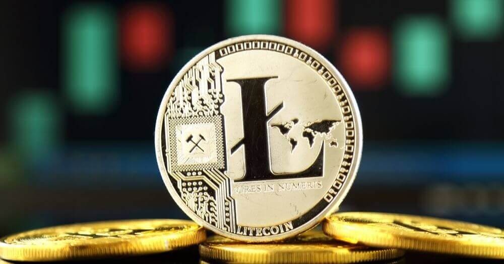 Litecoin se tenant devant un graphique de trading