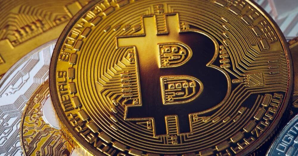 Bitcoin sur le dessus d’une pile de coins