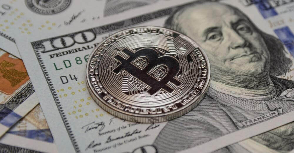 Une image du symbole Bitcoin sur le dollar américain