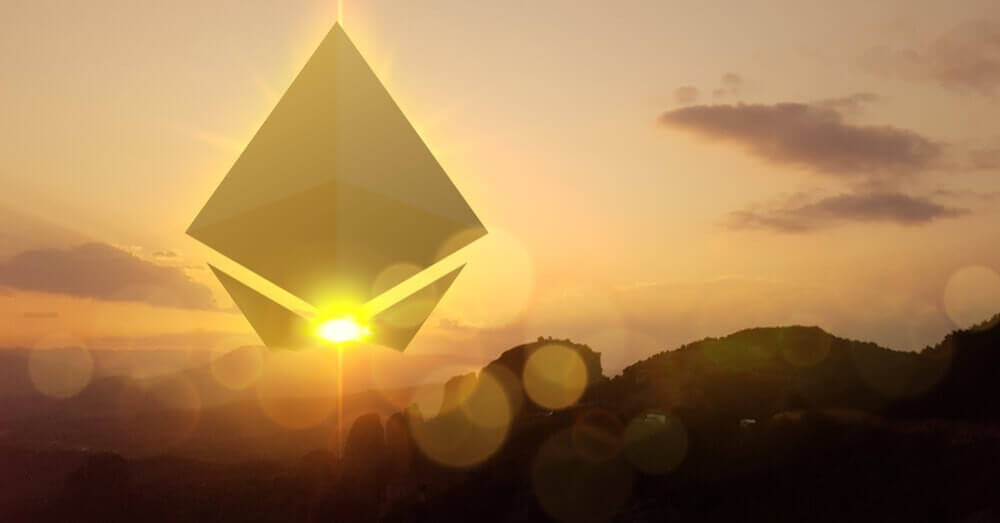 Une image d'Ethereum s'élevant avec des montagnes minières en arrière-plan