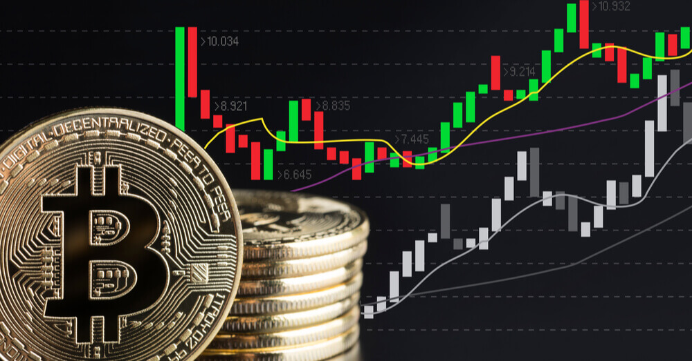 Une image du coin BTC avec des bougies de marché en arrière-plan