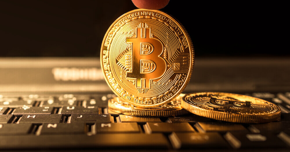 Image d’un coin Bitcoin sur un clavier