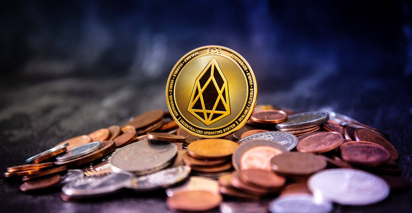 Une image du coin EOS sur une pile de coins