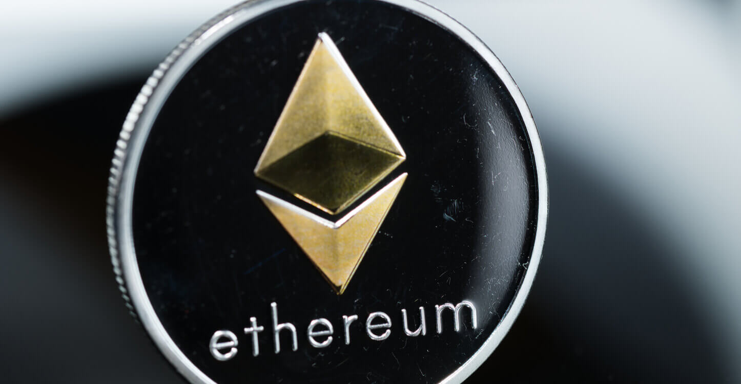 Une image du coin et du logo Ether sur un fond sombre