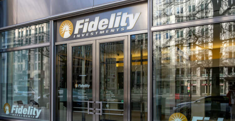 Une image d'un bâtiment avec le logo Fidelity