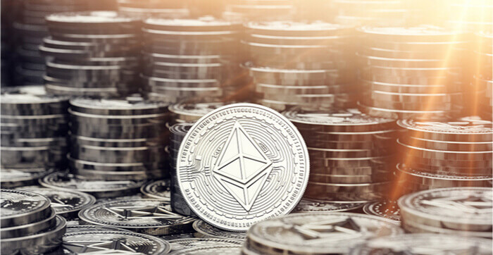 Une pile de coins Ethereum en gros plan