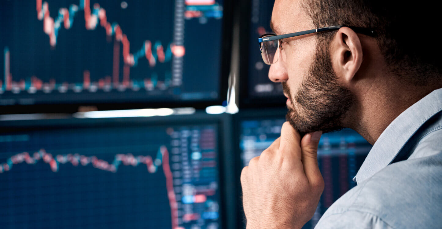 Image d'un trader regardant un graphique de prix sur un écran