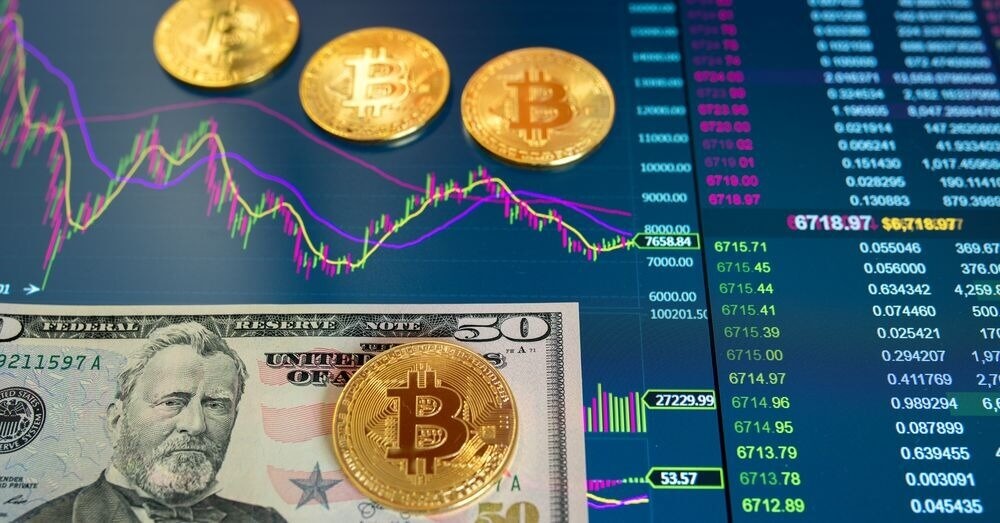 Une photo de Bitcoin et du dollar américain. Source : Shutterstock