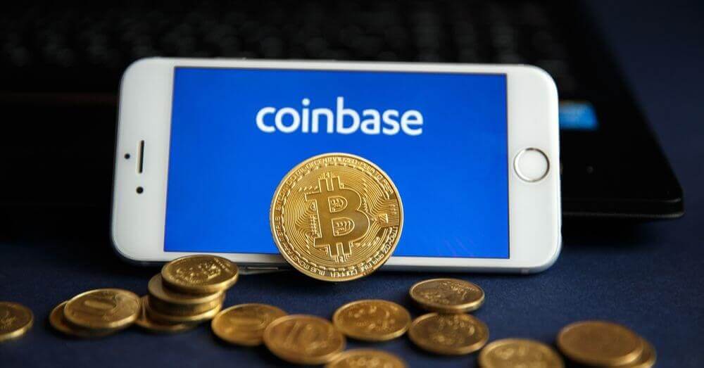 L'application Coinbase avec quelques accessoires. Source : Shutterstock