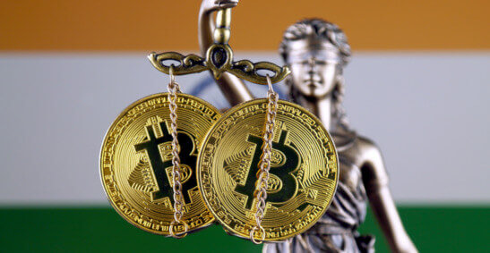 Image de Lady Justice tenant un Bitcoin devant le drapeau indien