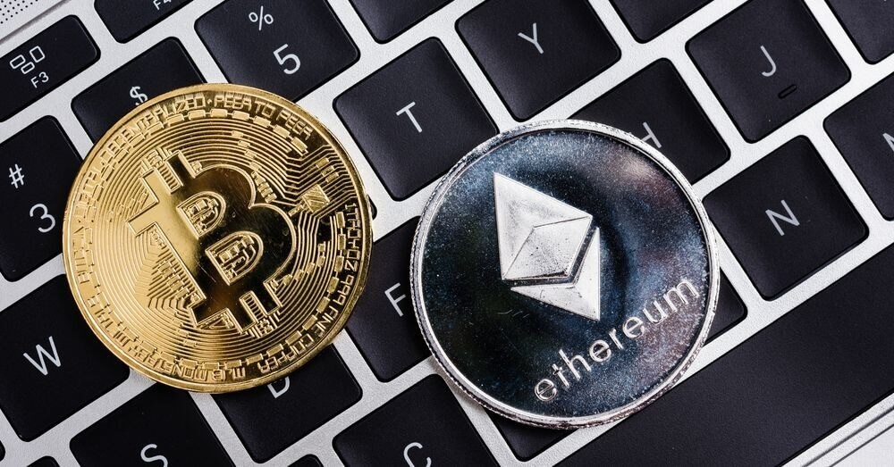 Une image d'Ethereum et de Bitcoin sur un clavier