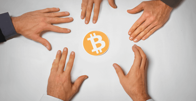 Image de mains tendues vers Bitcoin