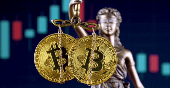 Image de Lady Justice détenant des Bitcoins