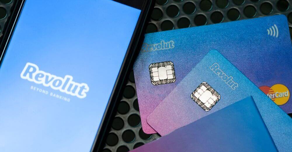 Une image de l'application Revolut et de sa carte de débit