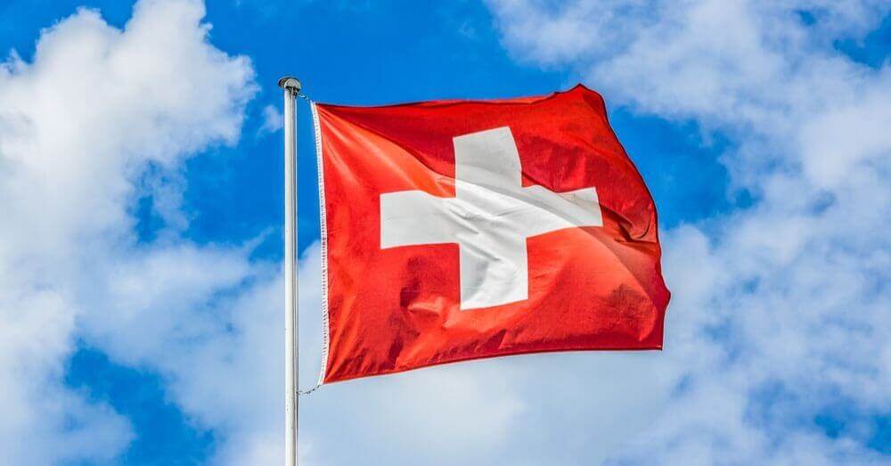 Image du drapeau suisse avec un ciel bleu