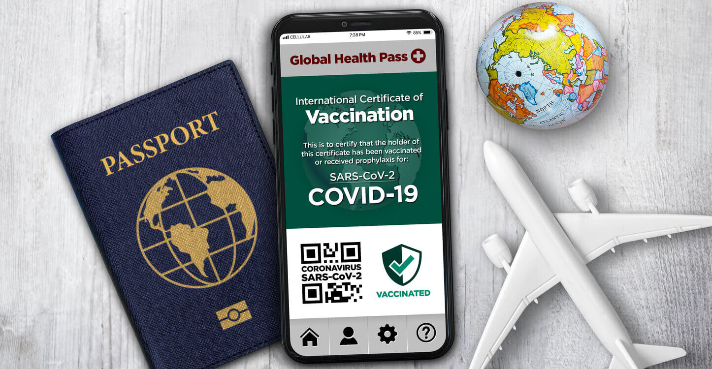 Un passeport générique avec certificat de vaccination sur smartphone