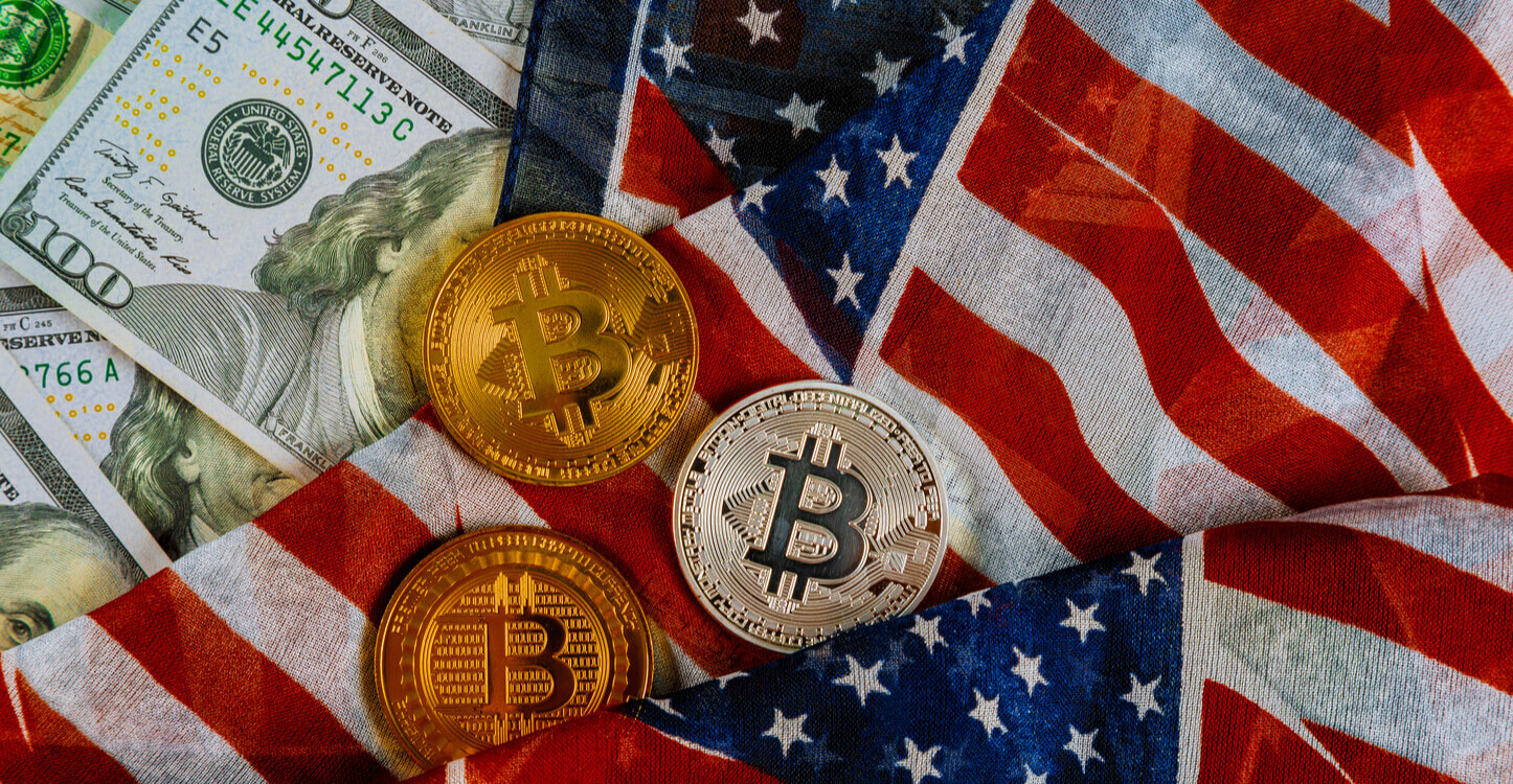 Drapeau américain sur fond de dollars américains et de bitcoins