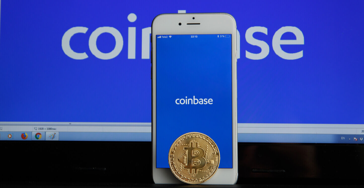 Une image de Bitcoin et du logo Coinbase sur un smartphone et un ordinateur portable