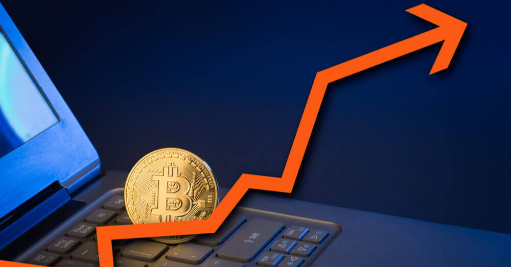 Image de Bitcoin avec une flèche vers le haut. Source : Shutterstock