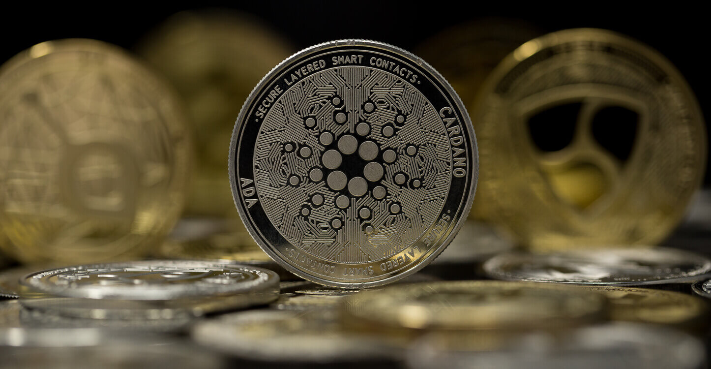 Coin physique de Cardano placé parmi d'autres altcoins