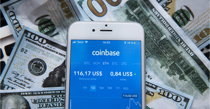 La plateforme de trading Coinbase affichée sur un smartphone et en dollars américains